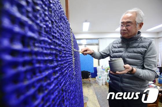'포스트 단색화가'로 주목 받고 있는 김태호 화백이 2일 서울 목동 작업실에서 뉴스1과 인터뷰를 하고 있다.2016.12.2/뉴스1 © News1 이광호 기자
