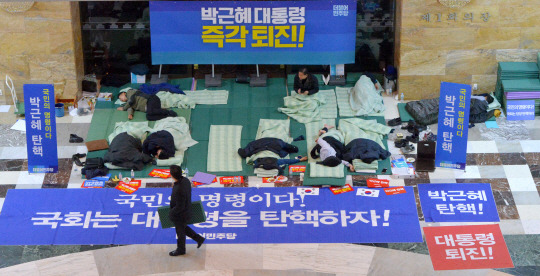 野 철야농성 : 박근혜 대통령 탄핵소추안 표결을 하루 앞둔 8일 새벽 국회 로텐더홀에서 더불어민주당 의원들이 철야농성을 하고 있다.   김낙중 기자 sanjoong@