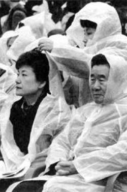 전 전 의원은 “주변의 성화에 박근혜 대표에게 우비 모자를 씌워줬지만 박 대표는 한마디도 없었다”고 말했다. [i 전여옥(현문)]