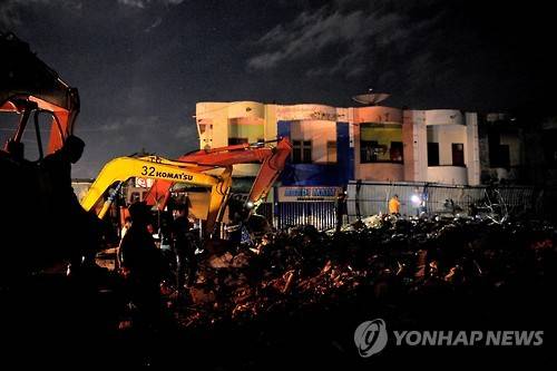 지난 7일 규모 6.5의 강진이 덮친 인도네시아 서부 아체주 피디에 자야 지역에서 생존자를 구하기 위한 수색 작업이 이어지고 있다. [AFP=연합뉴스자료사진]