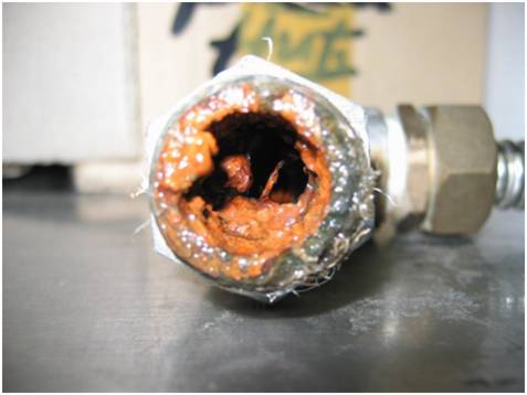 물이 지나가는 관 속에 껴있는 스케일 현상(정수 필터기능이 필요한 상태다).