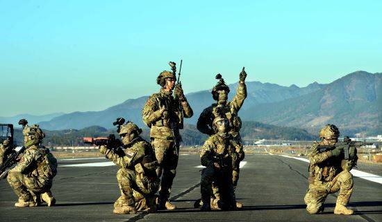 지난 달 30일 공군의 특수부대 CCT(Combat Control Team‧공정통제사) 요원들이 경남 창녕군 남지비상활주로에서 강하 후 활주로를 확보하는 JCT(Jump Clearing Team) 전술훈련을 실시하고 있다. 공군 공정통제중대장 윤경록(33세‧학사 126기) 대위는 “우리 요원들은 국가관과 사명감이 확실한 사람들”이라며, “힘들고 위험한 훈련의 연속이자만 붉은 베레의 명예를 지키기 위해 최선을 다하고 있다”고 밝혔다.
