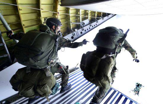 중무장한 CCT 요원들이 강하조장의 지시에 따라 고공에서 자유강하를 하고 있다.=공군제공