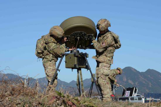 지난 달 29일 창녕 남지비상활주로에서 CCT 요원들이 무선항법장치인 TACAN을 설치하고 있다. 한반도 전역을 커버하면서 식별, 거리, 방위 정보를 제공하는 TACAN은 우리 군에서 유일하게 CCT만 보유하고 있다.
