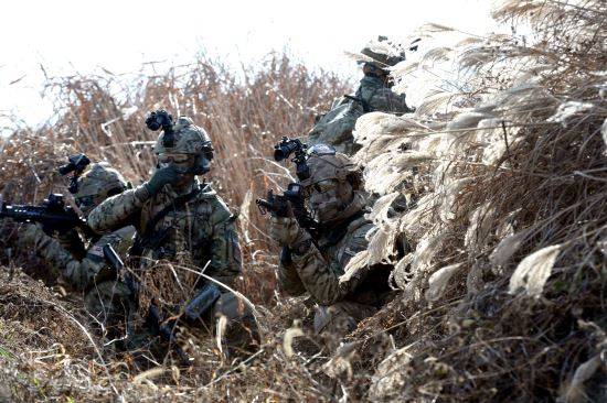 ‘침투로의 개척자’로도 불리는 CCT 요원들이 소규모 전술 훈련을 실시하고 있다.