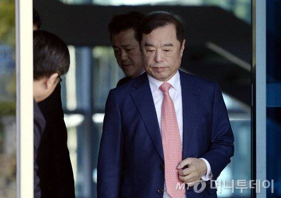 김병준 국무총리 후보자가 24일 오후 서울 종로구 통의동 금융감독원 연수원을 나서고 있다. 2016.11.24/뉴스1