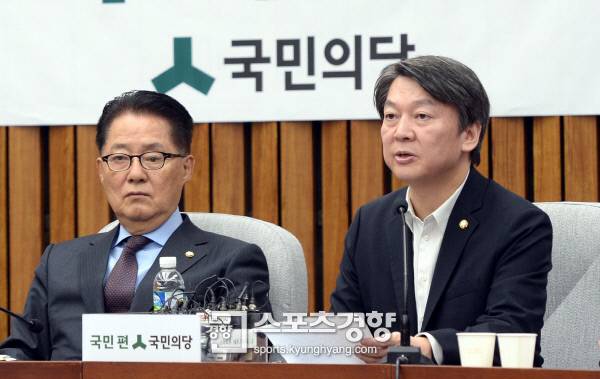 국민의당 안철수 전 대표가 대통령 탄핵 표결을 앞두고 9일 열린 의원총회에서 발언하고 있다. ｜강윤중 기자