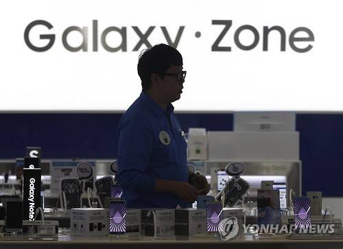 삼성전자 매장에서 한 남성이 진열된 갤럭시노트7 앞을 지나가고 있다. [AP=연합뉴스 자료사진]