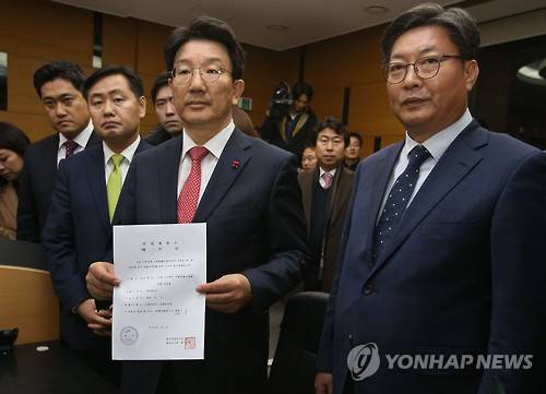 <탄핵가결> 접수증 들어보이는 권 위원장      (서울=연합뉴스) 윤동진 기자 = 박근혜 대통령 탄핵 소추안이 가결된 9일 오후 서울 종로구 헌법재판소 민원실에서 권성동 국회 법제사법위원장이 탄핵 소추 의결서를 제출 후 접수증을 들어보이고 있다.