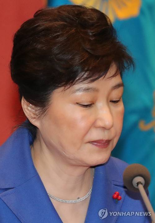 (서울=연합뉴스) 백승렬 기자 = 박근혜 대통령이 9일 오후 탄핵소추안이 가결된 이후 청와대에서 열린 국무위원 간담회에서 굳은 표정으로 자료를 보고 있다. 2016.12.9      srbaek@yna.co.kr