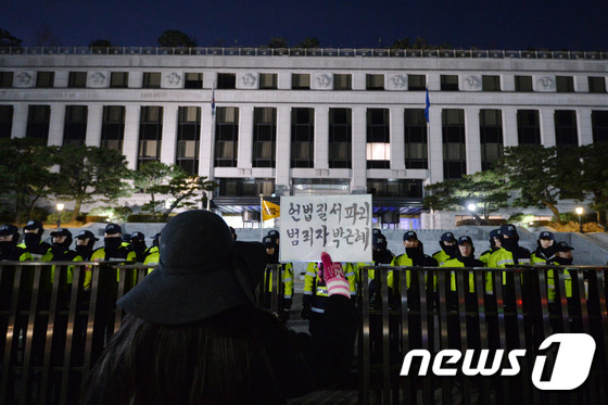 '박근혜정권 퇴진 제7차 민중총궐기대회'가 열린 10일 서울 종로구 헌법재판소 앞에서 한 시민이 '헌법질서 파괴, 범죄자 박근혜'라고 적힌 피켓을 들고 1인 시위를 하고 있다. 2016.12.10/뉴스1 © News1 구윤성 기자