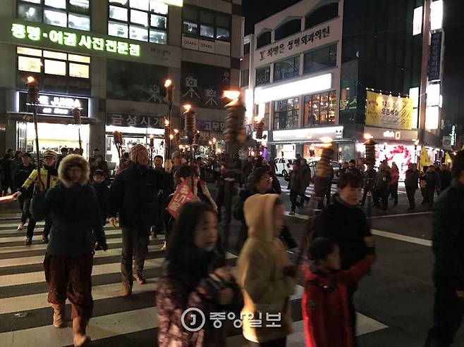 10일 제주에서 박 대통령 정권 퇴진 촛불집회가 열렸다. 최충일 기자