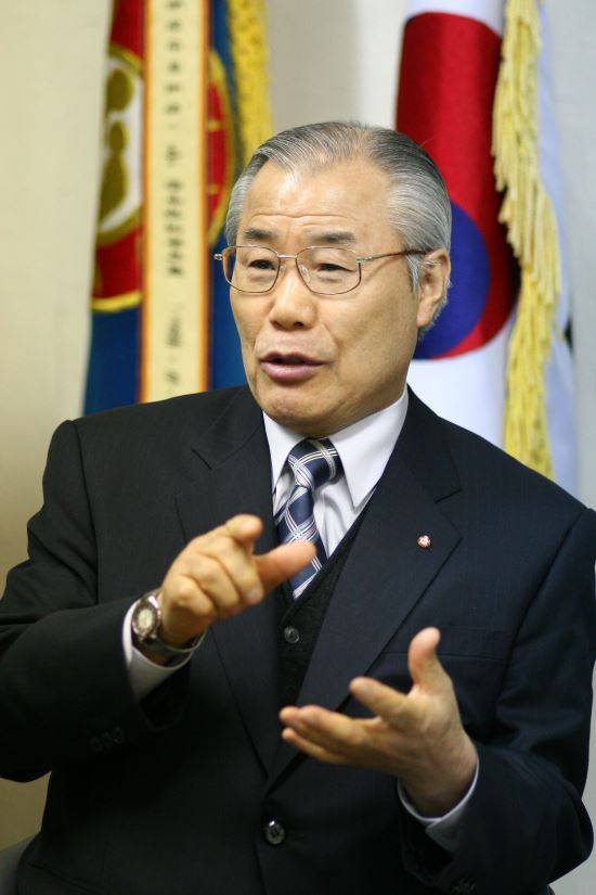 부산 연제구 중앙대로 한국경로복지회에서 당시 상황을 설명하는 변창남 목사.