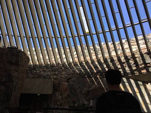 핀란드 헬싱키의 암석교회. 햇살이 유리사이로 비추고 있다.