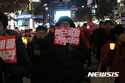 【대구=뉴시스】배소영 기자 = 10일 대구 중구 동성로 일대에서 열린 박근혜 대통령의 즉각퇴진을 촉구하는 '6차 시국대회'에서 참가자들이 거리 행진을 하고 있다. 2016.12.10.   soso@newsis.com