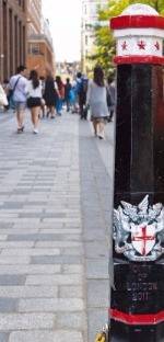 시티 오브 런던임을 표시하는 기둥 모양의 상징물