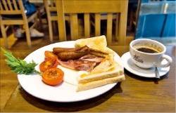 토스트, 소시지 등이 곁들여진 영국식 아침 식사