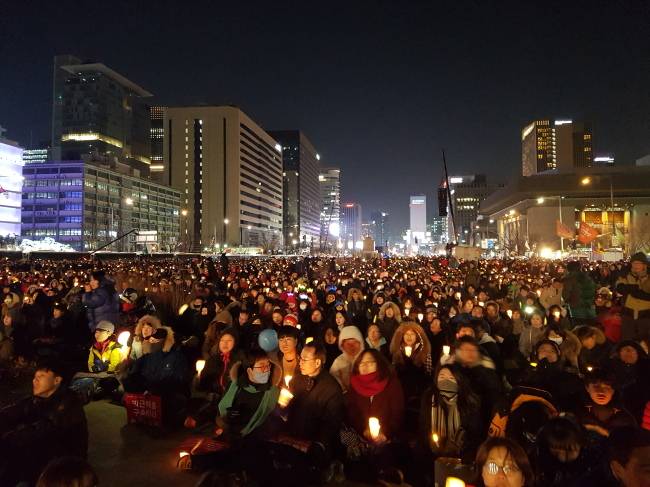 지난 10일 오후 열린 7차 주말 촛불집회 참가자들. 공연을 보며 축제 분위기를 보이고 있다. 김진원 기자/jin1@heraldcorp.com