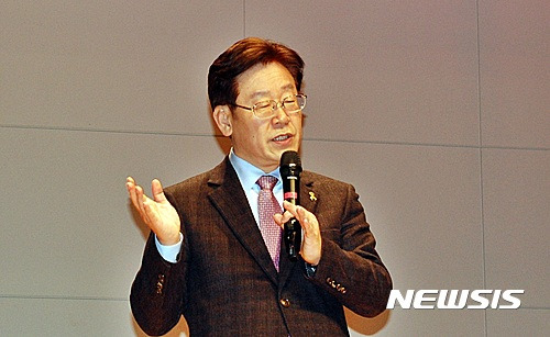 【익산=뉴시스】강명수 기자 = 대통령 후보군으로 분류되고 있는 이재명 성남시장이 11일 전북 익산시에 위치한 원광대학교를 방문해 시국강연을 펼치고 있다. 2016.12.11.   smister@newsis.com