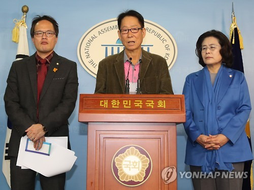 '최순실 의혹'을 처음으로 제기했던 김해호 목사가 13일 국회 정론관에서 더불어민주당 유승희, 박주민 의원과 함께 기자회견을 하고 있다. (제공=연합뉴스)