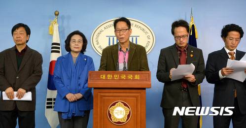 【서울=뉴시스】박주성 기자 = 최순실 의혹을 최초로 폭로한 김해호 목사가 13일 오전 서울 여의도 국회 정론관에서 더불어민주당 유승희 의원을 비롯한 참석자들과 공직후보자 검증과 관련해 기자회견을 하고 있다. 김해호 목사는 9년 전 박근혜 후보와 최순실 일가의 의혹을 폭로한 후 공직선거법상 허위사실공표죄와 명예훼손죄로 징역까지 산 바 있다. 2016.12.13. park7691@newsis.com