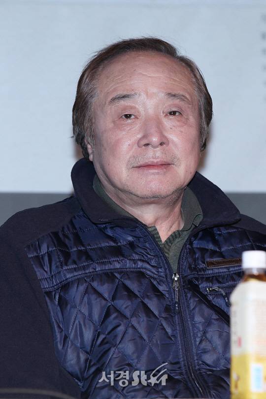 /13일 오후 서울 마포구 다내리빌딩 지하에 위치한 홍대 스테이라운지에서 열린 웹드라마 ‘My old friend(마이 올드 프렌드)’ 의 제작발표회에서 배우 문창길이 질의 응답시간을 갖고있다