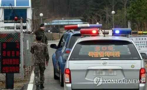 (울산=연합뉴스) 김용태 기자 = 13일 오전 폭발사고가 발생한 울산시 북구 신현동의 한 군부대 안으로 폭발물 처리반이 들어가고 있다. 이날 사고로 장병 23명이 다친 것으로 알려졌다. 2016.12.13      yongtae@yna.co.kr