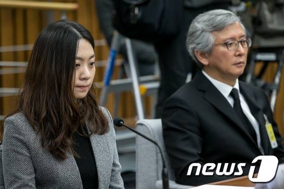 신보라 전 대통령경호실 의무실 간호장교가 14일 국회에서 열린 '박근혜 정부의 최순실 등 민간인에 의한 국정농단 의혹사건 진실규명을 위한 국정조사특위 제3차 청문회'에 출석하고 있다. 2016.12.14/뉴스1 © News1 사진공동취재단