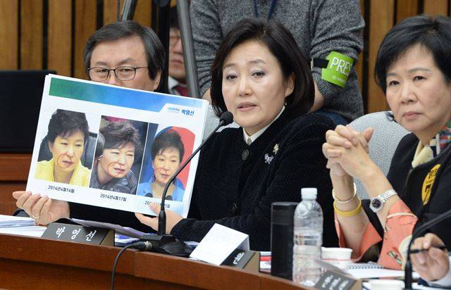 14일 오전 국회에서 열린 최순실 국정농단 의혹 진상규명을 위한 국정조사 특위 3차 청문회에서 박영선의원이  김영재 원장을 상대로 한국일보에 보도된 박근혜 대통령 시술흔적에 대한 질문을 하고 있다. 오대근기자 inliner@hankookilbo.com