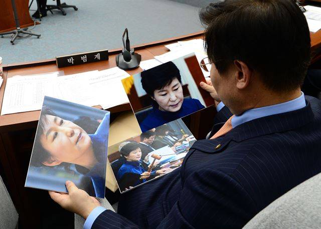 14일 오전 국회에서 열린 최순실 국정농단 의혹 진상규명을 위한 국정조사 특위 3차 청문회에서 더불어민주당 박범계의원이  김영재 원장을 상대로 한국일보에 보도된 박근혜 대통령 시술흔적에 대한 질문을 준비하고 있다. 오대근기자
