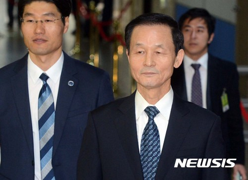 【서울=뉴시스】신태현 기자 = 김장수 주중대사(전 국가안보실장)이 ‘최순실 국정농단 진상규명’ 국정조사 제3차 청문회에 증인으로 참석하기 위해 14일 오전 서울 여의도 국회 청문회장으로 들어서고 있다. 2016.12.14.   holjjak@newsis.com