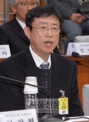김상만 “자문의 임명 전 대통령 독대 진료” 인정 - 김상만 전 대통령 자문의가 14일 국회에서 열린 ‘박근혜 정부의 최순실 등 민간인에 의한 국정농단 의혹사건 진상규명을 위한 국정조사특별위원회’ 3차 청문회에 증인으로 출석해 의원들의 질문에 답하고 있다. 이종원 선임기자 jongwon@seoul.co.kr