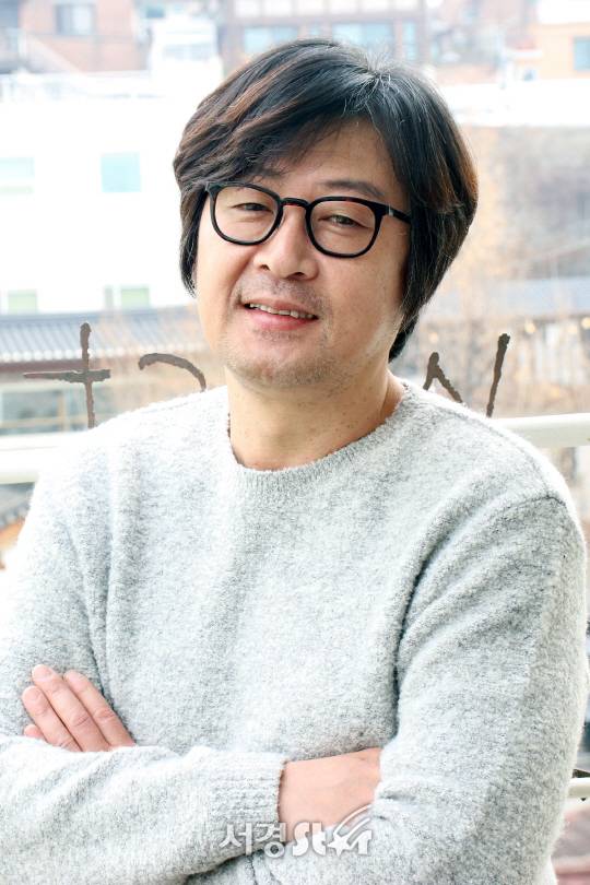 배우 김윤석이 서경스타와의 인터뷰전 포즈를 취하고 있다. /사진=오훈 기자