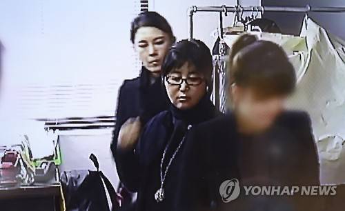 (서울=연합뉴스) TV조선이 25일 공개한 최순실씨 관련 영상. 최씨가 박근혜 대통령의 해외 순방 일정 및 의상을 챙긴 것과 청와대 관료가 최씨의 일을 돕는 내용 등이 담겨 있다. 사진은 순방 의상을 준비하는 최씨를 돕고 있는 헬스트레이너 출신 윤전추 행정관. 2016.10.25 [TV조선 캡처=연합뉴스]  xyz@yna.co.kr