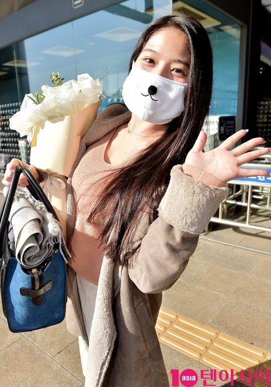 일본 AV 배우 메구리(Meguri)가 15일 오전 영화 ‘형의 여자’ 홍보차 김포국제공항을 통해 공항패션을 선보이며 내한했다.