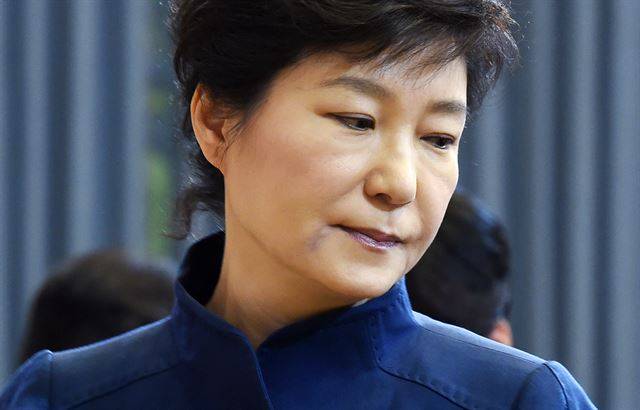 본보가 14일 필러 시술의 흔적으로 지목해 보도한 피멍 든 박 대통령 얼굴 사진. 김영재 원장은 이날 국회에서 열린 ‘최순실 국정농단’ 국정조사특위 3차 청문회에 출석해 대통령이 “필러 시술을 받은 것 같다”고 말했다.