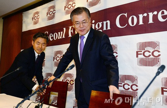 문재인 전 더불어민주당 대표가 15일 오후 서울 중구 프레스센터에서 열린 외신기자클럽 초정간담회에 참석하고 있다. 2016.12.15/뉴스1  <저작권자 © 뉴스1코리아, 무단전재 및 재배포 금지>