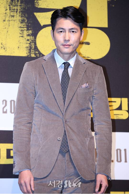 /15일 오전 11시 서울 압구정동 압구정 CGV에서 열린 영화 ‘더 킹’ 제작보고회에서 배우 정우성이 포토타임을 갖고 있다.
