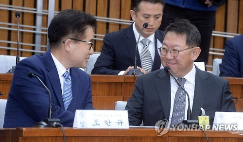 대화하는 조한규 이석수      (서울=연합뉴스) 김현태 기자 = 조한규 전 세계일보 사장과 이석규 전 특별감찰관이 15일 오전 국회에서 열린 최순실 국정농단 의혹 진상규명을 위한 국정조사 특위 4차 청문회에 증인으로 출석, 대화하고 있다.