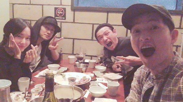 이정현이 16일 황정민 소지섭 송중기 등 영화 '군함도' 출연진과 다정한 포즈를 취하고 있는 사진을 공개했다. 사진=이정현 인스타그램 캡처