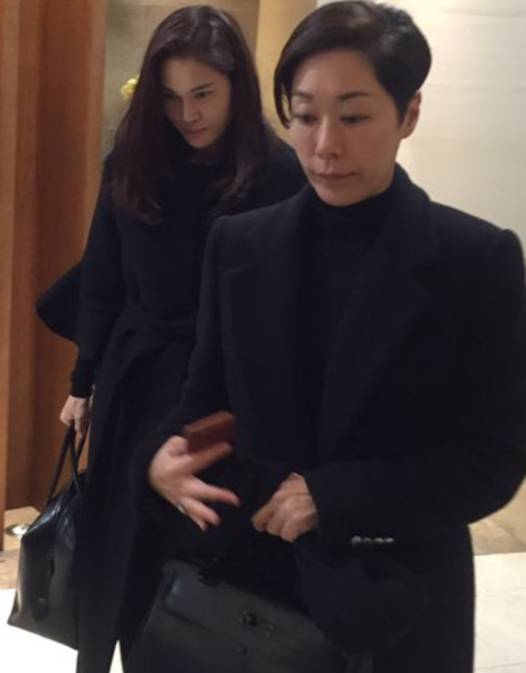 고 김정일 여사의 빈소를 찾은 이서현 삼성물산 패션부문 사장(왼쪽)과 구지은 캘리스코 사장. /공동취재단 제공