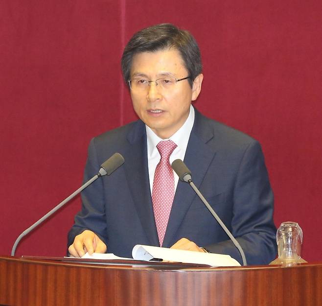 황교안 총리가 국회 본회의에서 추가경정 예산안 처리를 위한 시정연설을 하고 있다. 이정우 선임기자 woo@hani.co.kr