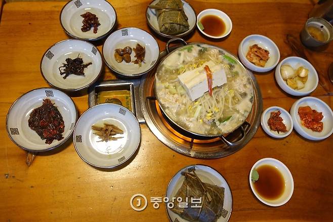 연·대구정식의 상차림. 오른쪽 4가지는 기본찬으로 함초배추김치·양파초간장절임·대구아가미깍두기·통멸치젓갈(위부터 시계방향). 왼쪽 5접시에 담긴 6가지는 정식 반찬으로 돼지감자·깻잎·오가피순·홍매실·마늘·양파 장아찌(아래부터 시계방향). 2~3년씩 묵은 찬이다.