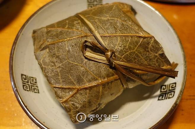 연잎으로 싸고 창포 잎 끈으로 묶어 찐 연잎밥. 창포 잎은 방부작용을 한다고 했다.