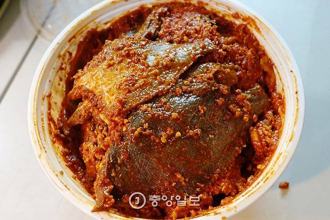 ① ‘참식당’의 숨은 별미 가자미식해는 부재료보다 참가자미 중심으로 통째 담가 3년을 삭힌다.