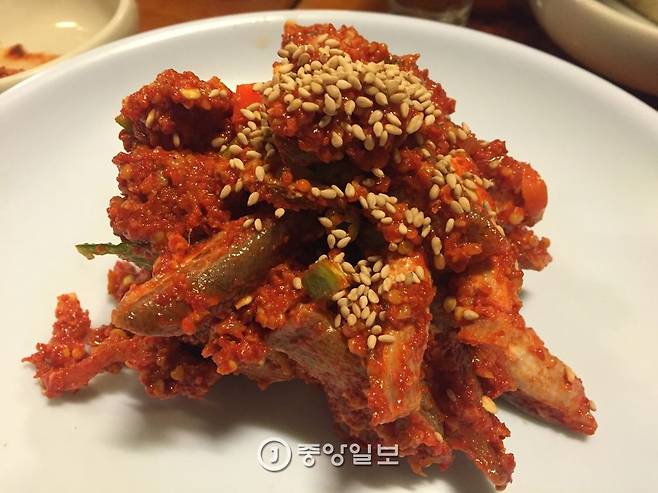 ② 가자미식해 : 통으로 담가 상에 낼 때 잘라 접시에 담은 가자미식해. 맛이 깊은 ‘밥도둑’이다.