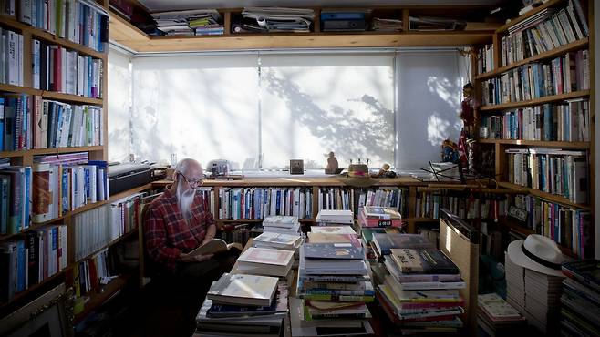 모티프원 거실 겸 서재 `라이브러리0`.