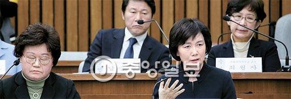 최경희 전 이화여대 총장이 15일 국회의 ‘최순실 국정 농단 조사특위’ 4차 청문회에 증인으로 출석해 답변하고 있다. 왼쪽부터 김경숙 전 체육대학장, 남궁곤 전 입학처장, 최 전 총장, 최원자 교수. [사진 박종근 기자]