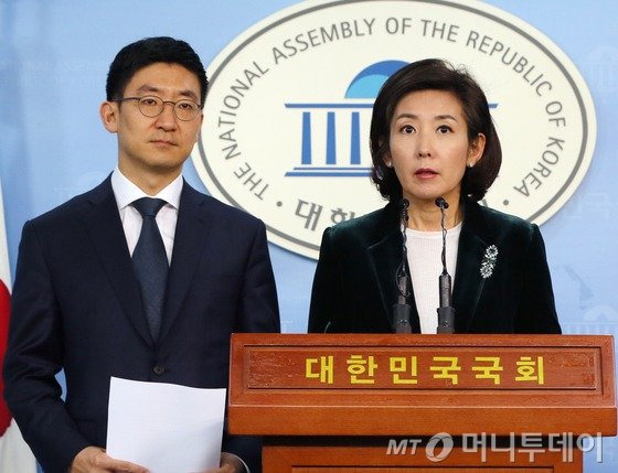 새누리당 비주류 나경원, 김세연 의원이 14일 서울 여의도 국회 정론관에서 원내대표와 정책위의장 출마 기자회견을 하고 있다. 2016.12.14/뉴스1  <저작권자 © 뉴스1코리아, 무단전재 및 재배포 금지>