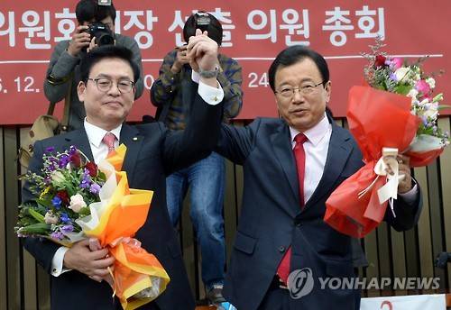 새누리당 원내대표 경선 '친박' 승리      (서울=연합뉴스) 이정훈 기자 = 새누리당 정우택 신임 원내대표와 이현재 신임 정책위원장이 16일 오전 국회에서 열린 의원총회에서 손을 들어 인사하고 있다.